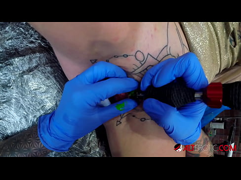 ❤️ Extremamente tatuada, a brasa Sully Savage fez uma tatuagem em seu clítoris ️❌ Porno real em porno pt-br.sex-porntube.ru ️❤